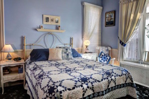 Barrister B&B Cottage Room. The bedspread quilt is in blue, white and tan colors